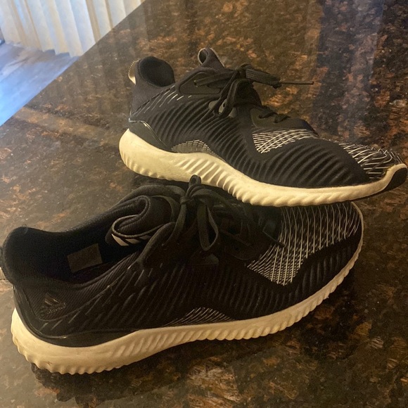 Woman’s Adidas Size 8 athletic shoes - Picture 1 of 1